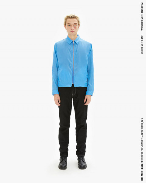 Jaquetinha de náilon azul da primavera-verão de 1997 - já queremos! (US$ 255, aproximadamente R$ 1.000) 010219-helmut-lang6