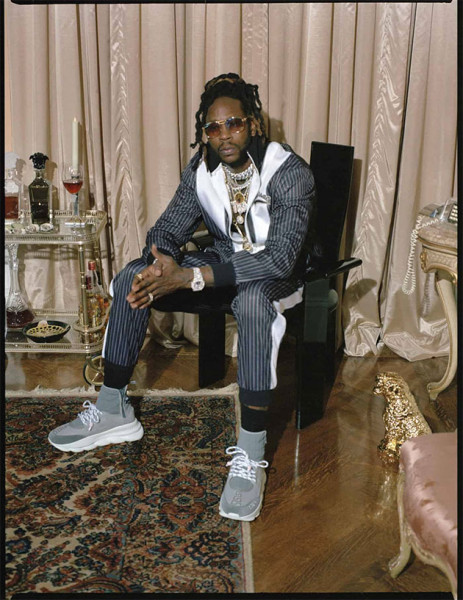 Tem colab nova no pedaço: 2 Chainz se une à Versace pra lançar um nova versão do tênis Chain Reaction! Clica na foto pra saber mais! 050219-2chain-reaction-colab-versace3