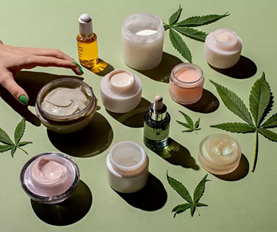 Cosméticos feitos com maconha são a nova tendência do mundo da beleza! Clica na foto pra conhecer alguns produtos!