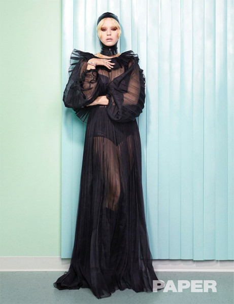 Katy bem maravilhosa de Valentino, na tendência da touca, que é da Vex 080219-capa-paper-magazine-katy-perry4
