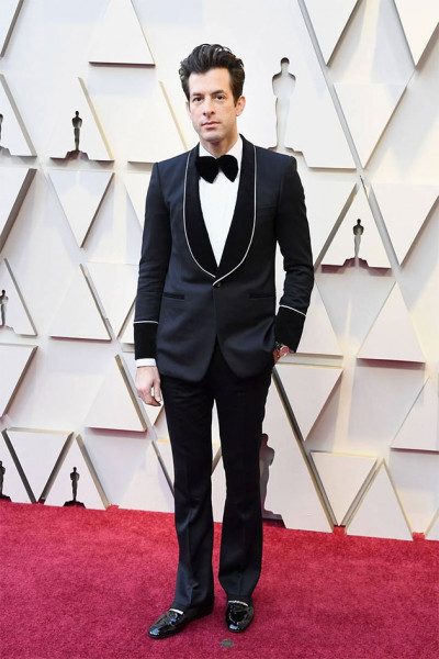 Mark Ronson com smoking Maison Lance e esse debrum branco - ficou elegante, não? 240219-mark-ronson