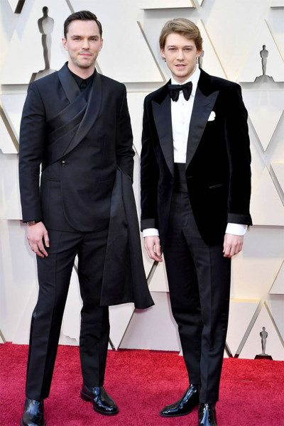 Dupla fina: Nicholas Hoult (de Dior Homme) e Joe Alwyn (de Tom Ford) 240219-oscar-nicholas-hoult-joe-alwyn