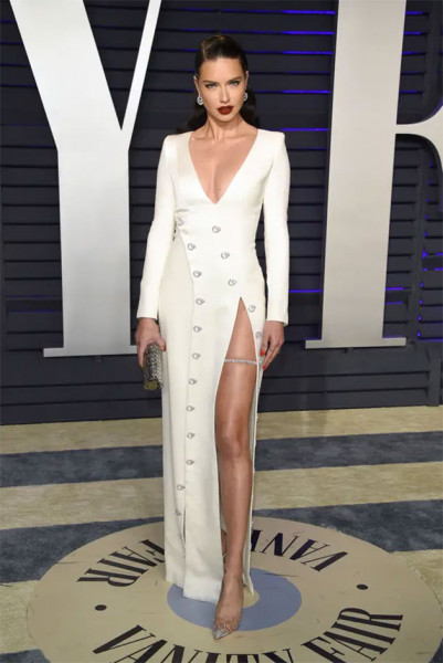 Adriana Lima de Ralph & Russo branco - repara nos brilhantes da cinta! 240219-pos-oscar-adriana-lima