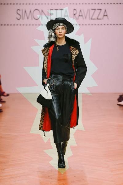 Uma opção é usar o chapéu por cima de um lenço, como no look da Simonetta Ravizza 260219-chapeu-simonetta-ravizza