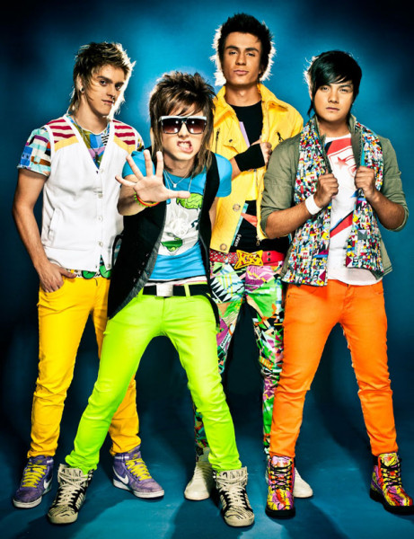 E o Restart? Eles tiraram o emo da escuridão com um figurino supercolorido e as calças bem apertadas em cores fortes viraram febre! 010319-boyband-restart