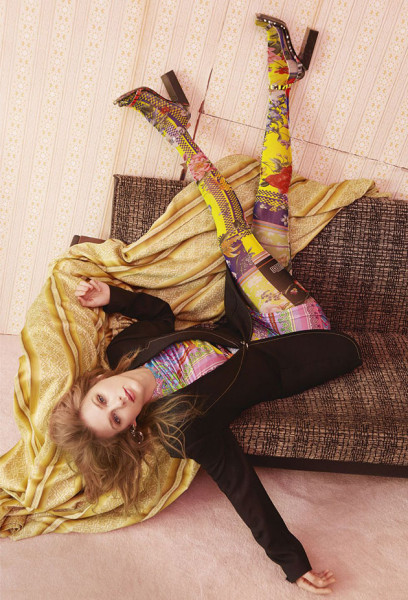 Ela acredita que hoje em dia as pessoas estão buscando conexão e conforto na música que ouvem. 010319-taylor-swift-capa-elle-uk3