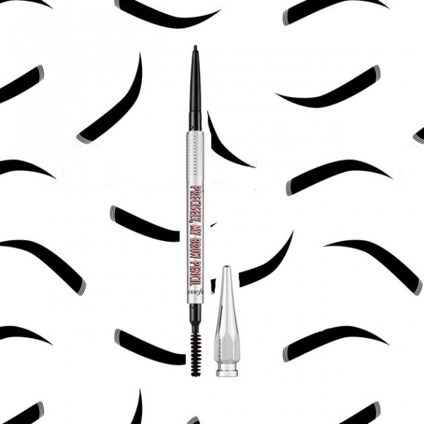 O Precisely, My Brow da Benefit é um lápis retrátil bem fininho, perfeito pra cobrir aquelas falhas pequenas. E como o nome do produto já promete: é bem preciso! Compre aqui por R$ 135 070319-consumo-sobrancelha-2