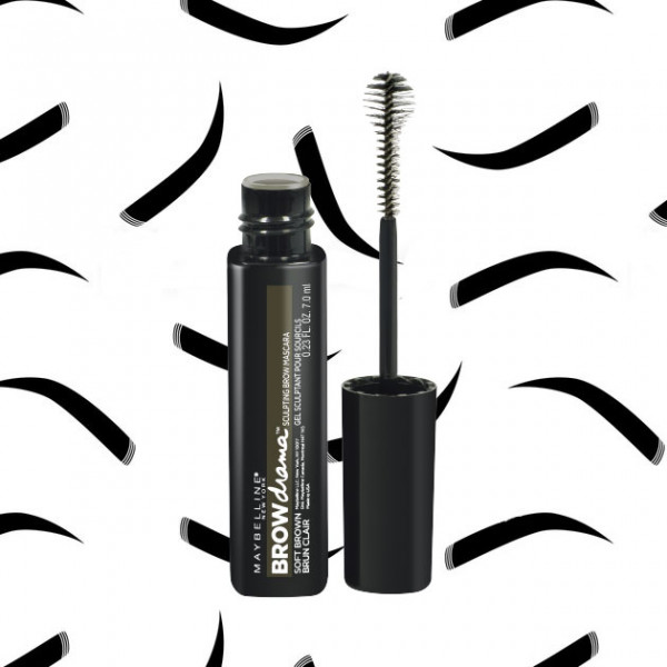 Uma opção baratinha e versátil é o gel de sobrancelhas Brow Drama, da Maybelline! Pra quem quer apenas alinhar os fios existe a versão incolor, mas você também pode optar pelas opções com cor pra dar um pouco mais de cobertura! Aqui ele custa R$ 56 070319-consumo-sobrancelha-7