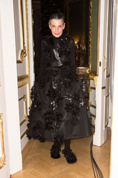 Benedetta Barzini (73 anos) foi descoberta por Diana Vreeland em 1963 e já trabalhou com Andy Warhol! Ela foi um dos nomes escolhidos pra desfilar no time diverso de Simone Rocha... 110319-modelos-benedetta-barzini-simone-rocha
