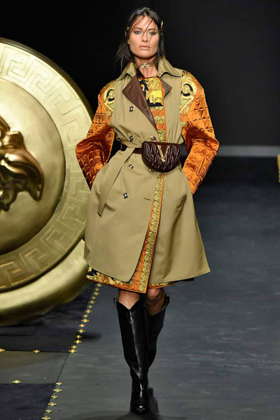 A atriz e modelo canadense Shalom Harlow de 45 anos abriu o desfile da Versace 110319-modelos-shalom-harlow-versace