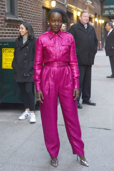 Só que pro programa de Stephen Colbert em si ela se trocou: o look é esse pink com brilho da Bande Noir. E repara nas lentes de contato! 200319-lupita-nyongo-bande-noir