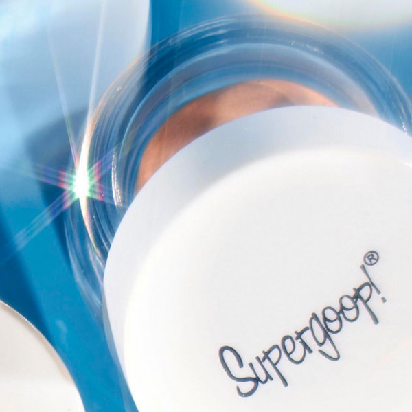 Medo de passar protetor nos olhos? A Supergoop lançou uma sombra exatamente pra isso! Vem saber mais clicando na foto! 210319-supergoop-sombra-com-protetor1
