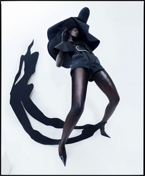 Duckie Thot usando Saint Laurent 210319-tim-walker-duckie-thot