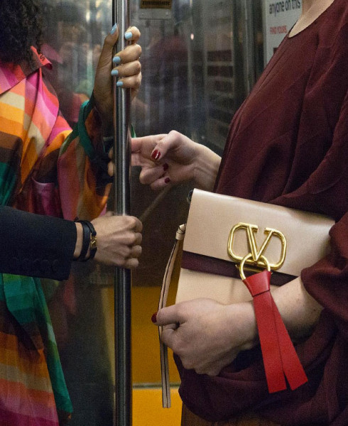 A marca fez uma parceria com a @subwayhands pra mostrar as bolsas nos metrôs ao redor do mundo. E aí, o que achou? 27.03-Subway-Hands