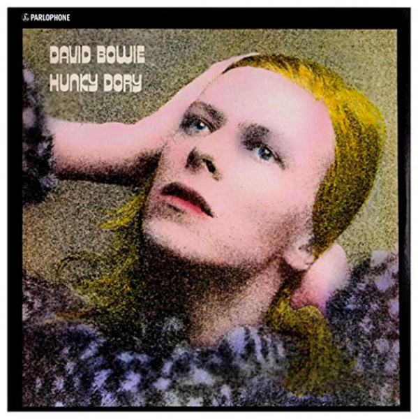 Traz o quadriculado da blusa, o amarelo do cabelo e o logo do 270319-colab-vans-david-bowie-hunky-dory