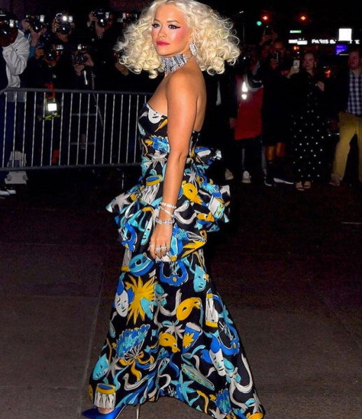 A cantora Rita Ora usou um vestido todo estampado pra ocasião. 070419-marc-jacobs3