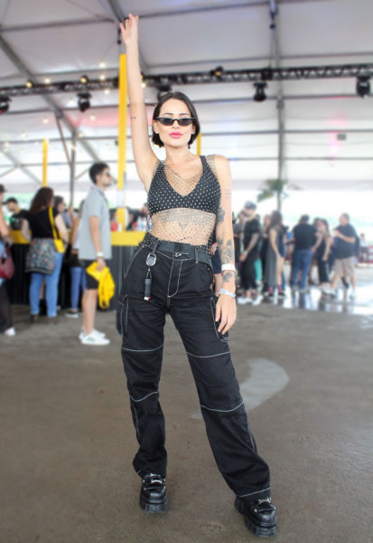 Carol Goes de calça Bershka e bota New Rock 080419-lolla-01