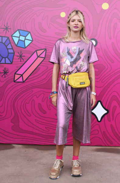 E looks monocromáticos: Ingrid Proos de macacão Farm e pochete Baw Clothing 080419-lolla-02