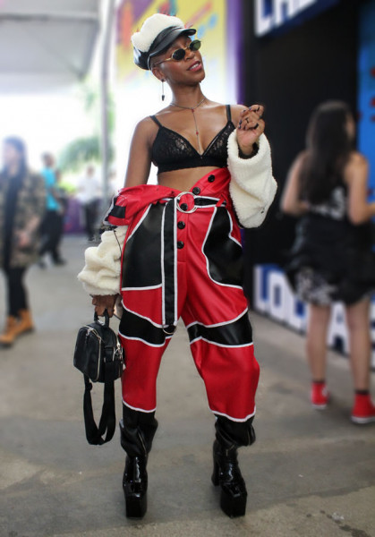 Já a Karol Conka foi com um look da Made In Wonderland, botas da Okoko & Abel e bolsa O Jambu 080419-lolla-07