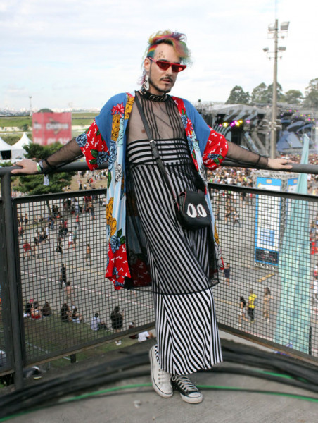 Primeiro de tudo: o cabelo do Leandro Dário! Babado, né? Quimono da Kimonaja, vestido de tule da Levi's e saia da lojas Torra 080419-lolla-13