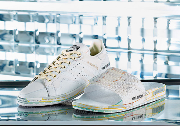 Ele também assina essa nova coleção com a Adidas que combina o modelo clássico Stan Smith e os slides 09.04.19-raf-simons-adidas4