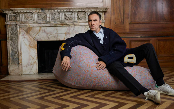 Raf Simons, o ex-diretor criativo da Calvin Klein, está no Salão do Móvel de Milão e tem uma nova coleção com a Adidas. Vem ver! 090410-raf-simons