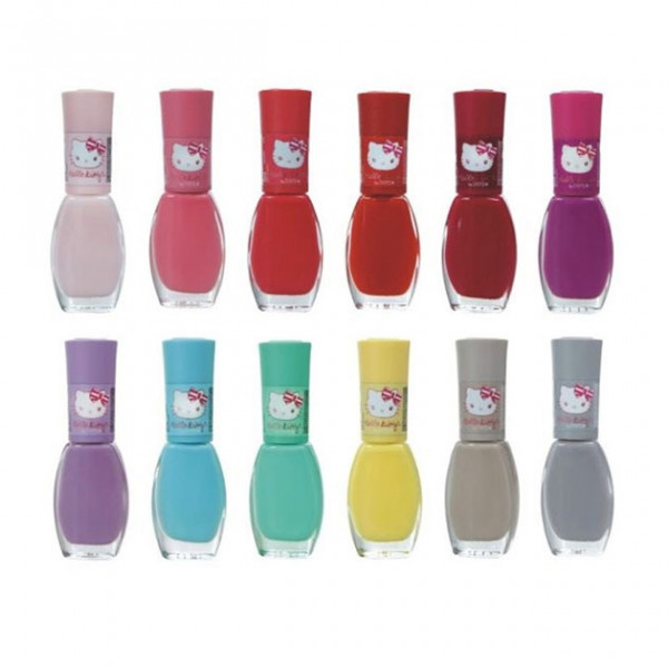 Já os esmaltes são apelidados com nomes bem fofinhos, olha só (da esquerda pra direita): CupCake (rosa claro), Jujuba (rosa), Sundae (rosa goiaba), Goiabada (rosa escuro), Torta de Maçã (vermelho), Geleia de Uva (roxo), Macaron (lilás), Suspiro (azul claro), Mousse de Limão (verde tiffany), Pudim (amarelo),
Cookie (nude) e Marzipan (cinza)! Qual você vai querer? 090419-hello-kitty-esmaltes