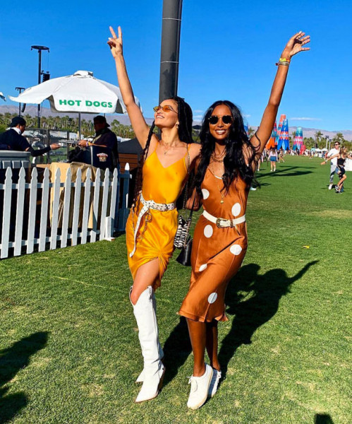 As modelos Shanina Shaik (@shaninamshaik) e Jasmine Tookes (@jastookes), ambas de vestido camisola 150419-look-coachella-modelos2