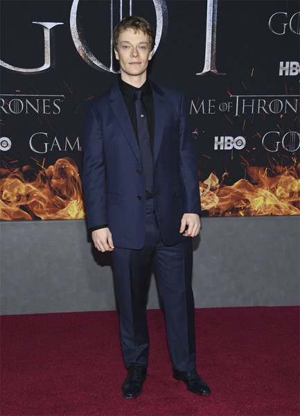 Alfie Allen, o Then Greyjoy, todo de preto 40419-game-of-thrones-alfie-allen