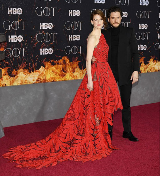 Rose Leslie (de Oscar de la Renta) e Kit Harington todinho de preto (de Givenchy) 40419-game-of-thrones-kit-harington