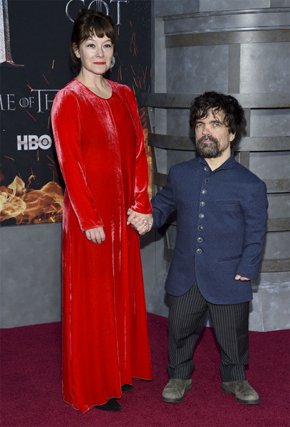 Erica Schmidt foi de veludo vermelho prestigiar o marido Peter Dinklage 40419-game-of-thrones-peter-dinklage
