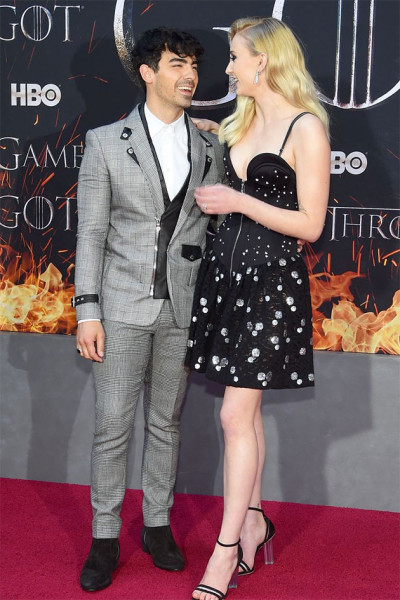 Joe Jonas de Balmain e Sophie Turner de Louis Vuitton - vem ver mais do tapete vermelho! 40419-game-of-thrones-sophie-turner