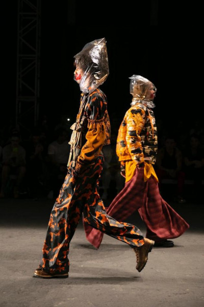 Durante o desfile de João Pimenta, o Leo capturou dois modelos em um só clique WhatsApp-Image-2019-04-26-at-8.02.26-PM