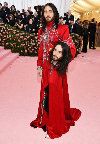 Jared Leto foi de Gucci e levou uma cabeça extra só pra garantir, né? 060519-met-jeredleto2