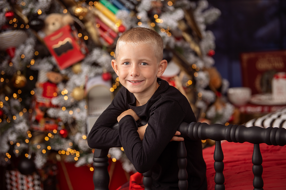 Christmas Sessions- Studio Indoors Set Nov 20th + Dec 5th | DSC_0772_r_storyteller20_fb.png