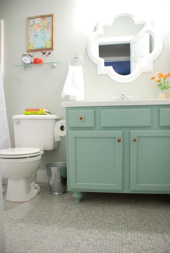 small bathroom makeover reveal benjamin moore moonshine katie daisy olympic footpath quatrefoil mirror target threshold moen preston