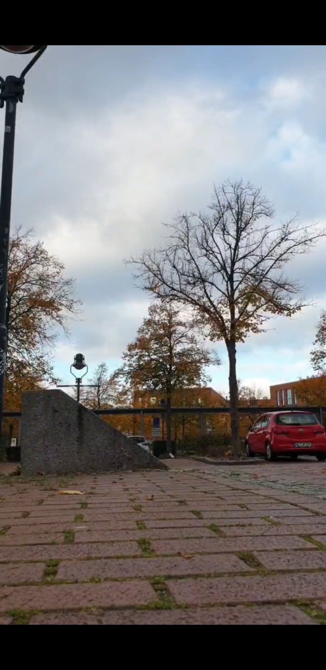 Small and narrow Kickers image