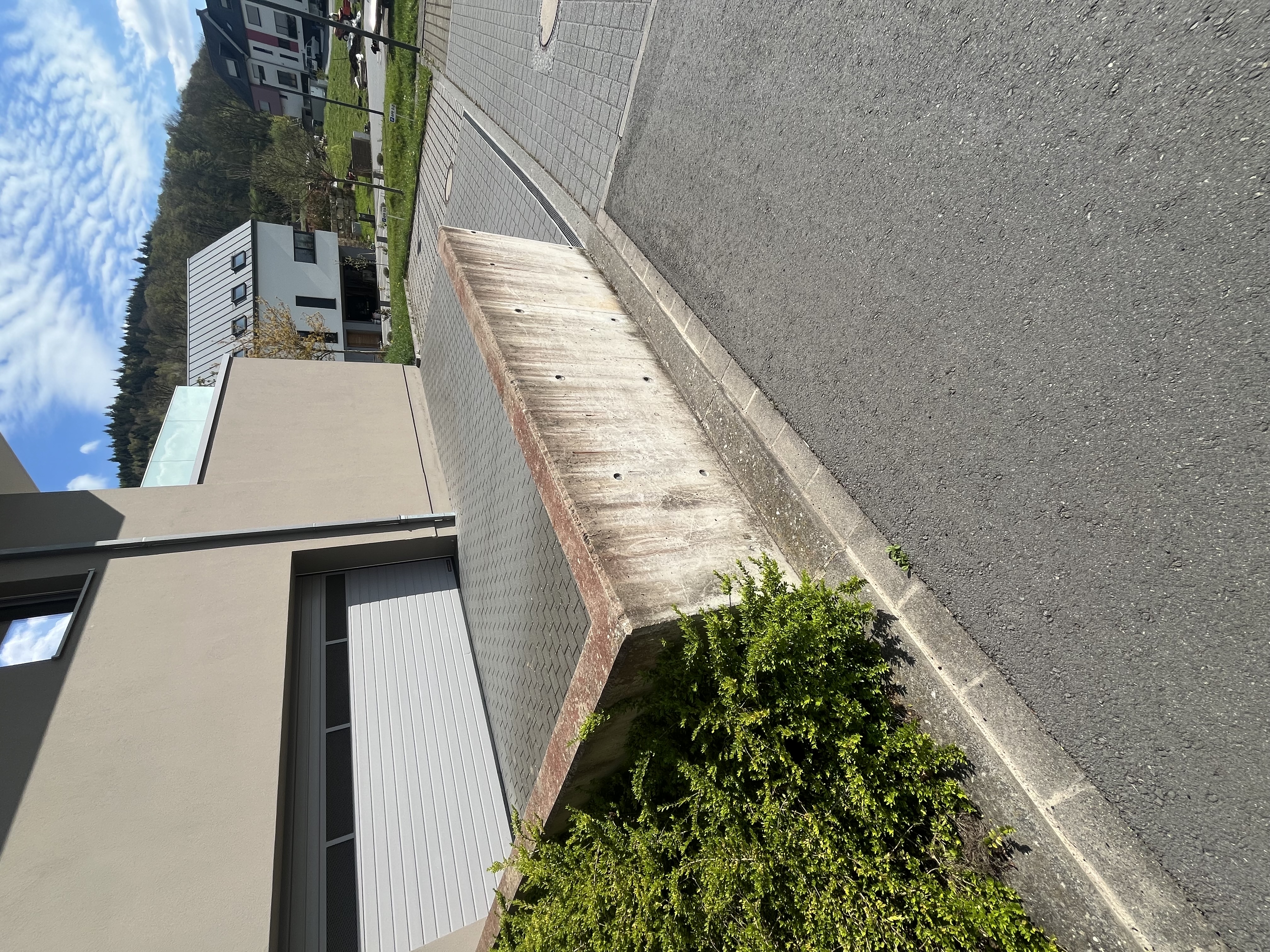 Les Marranniers Curb image