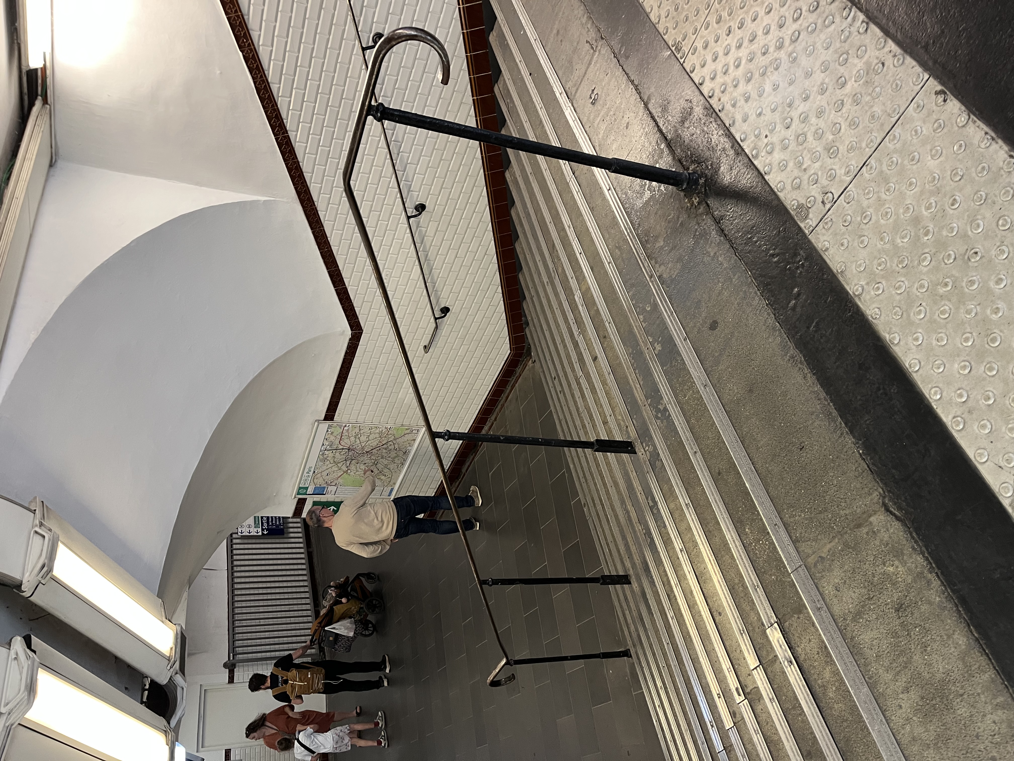 Metro 8 Rail image