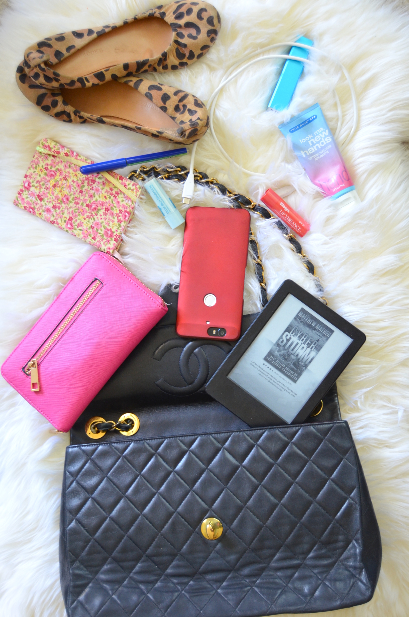 Bag Review What Fits in a vintage Chanel Maxi Jumbo CC Flap Lollipuff