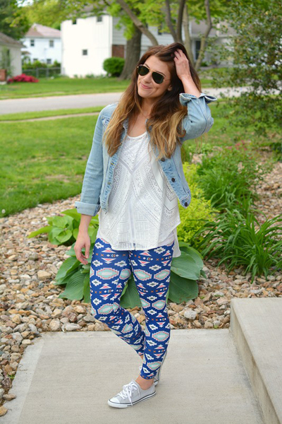 Aztec Leggings + Denim Throwback., converse, chuck taylors, sneakers, casual, jean jackets, denim jackets, leggings, prints, aztec, target, target style, abercrombie and fitch, ooh la leggings