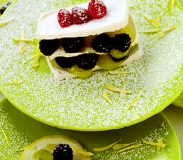 Crispy Meringues with Lemon Curd