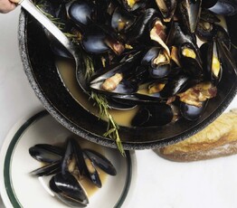 Steamed Garlic and Rosemary Mussels