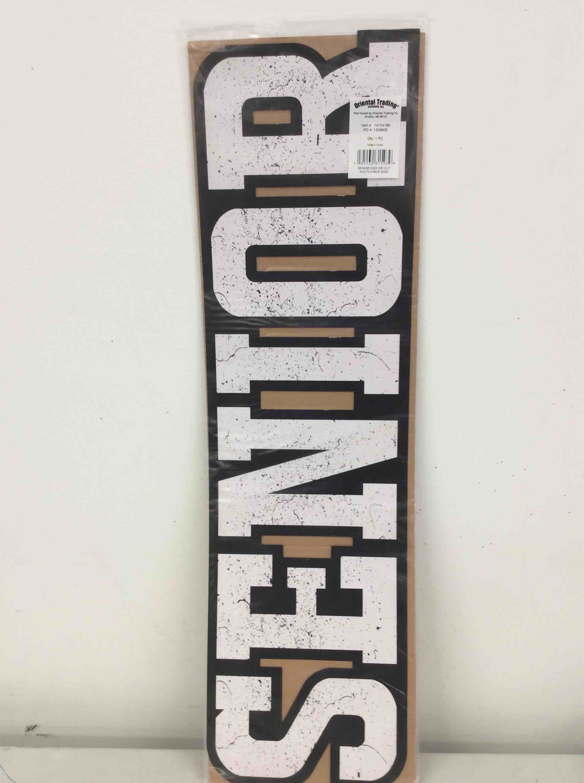 Condition photo showing New/Like New for oriental trading senior 2022 die cut photo proof sign