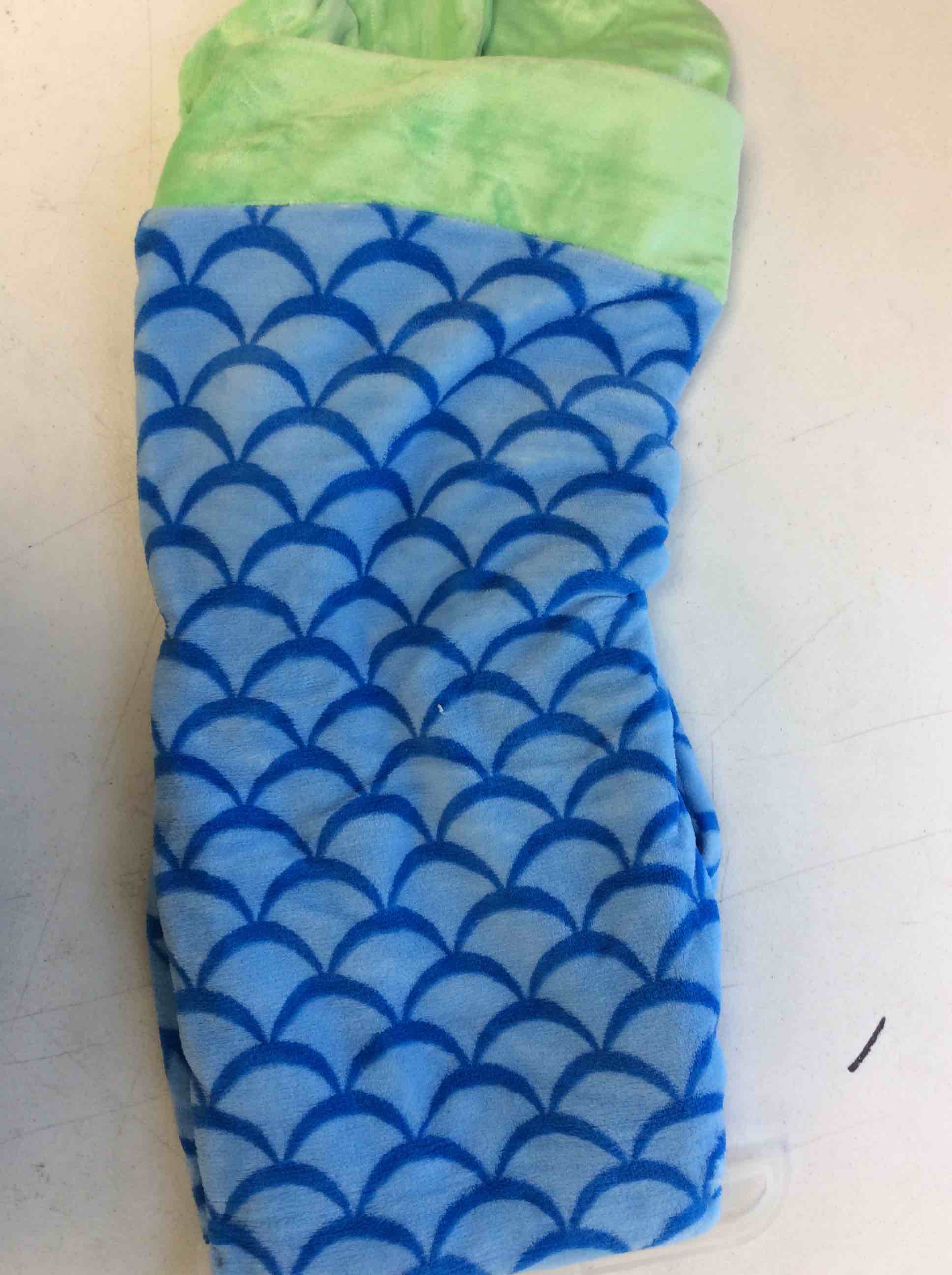 Condition photo showing New/Like New for seaworld seatail blanket youth size