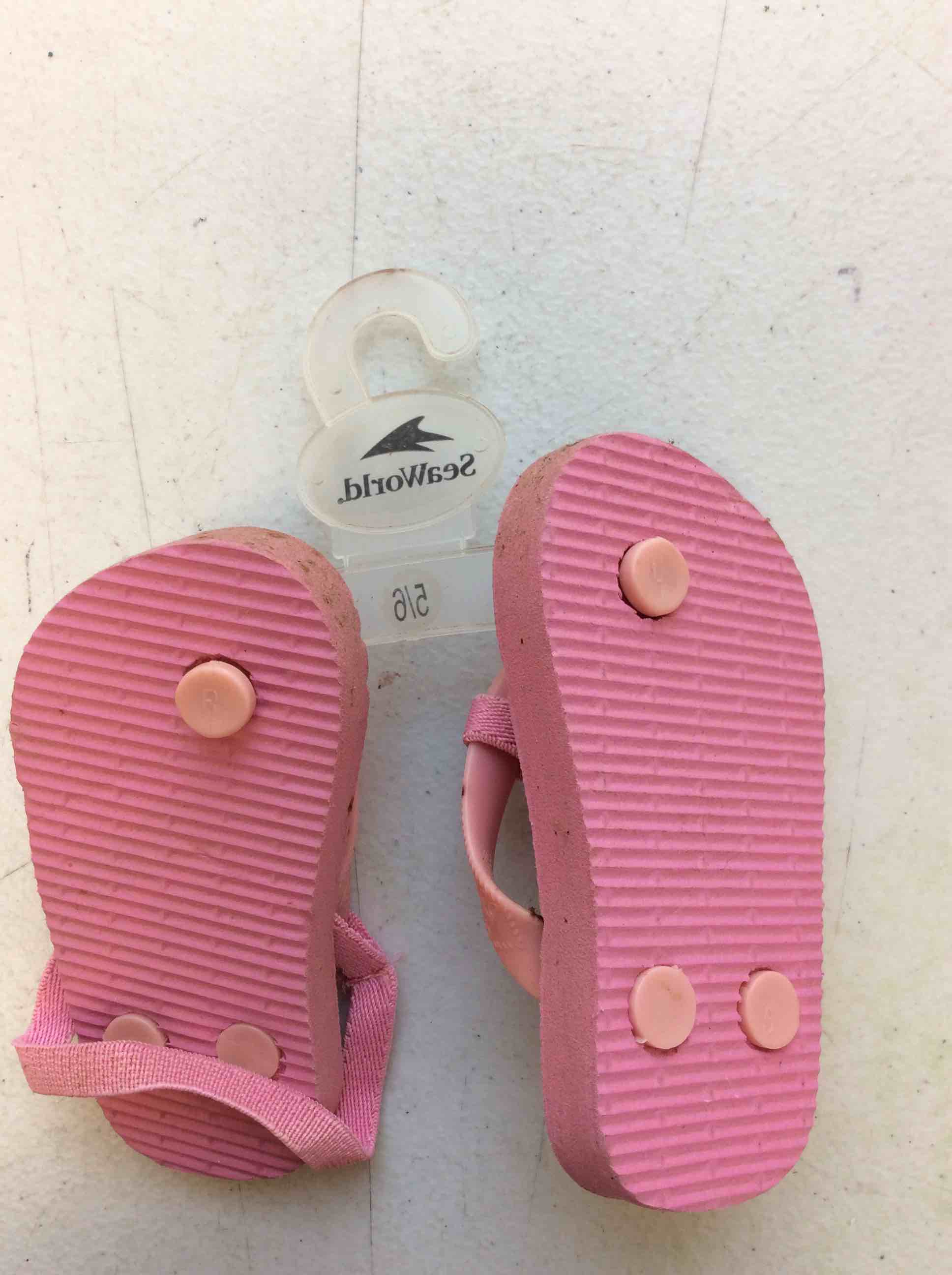 Condition photo showing New/Like New for toddlers size 5/6 seaworld pink sandals 
