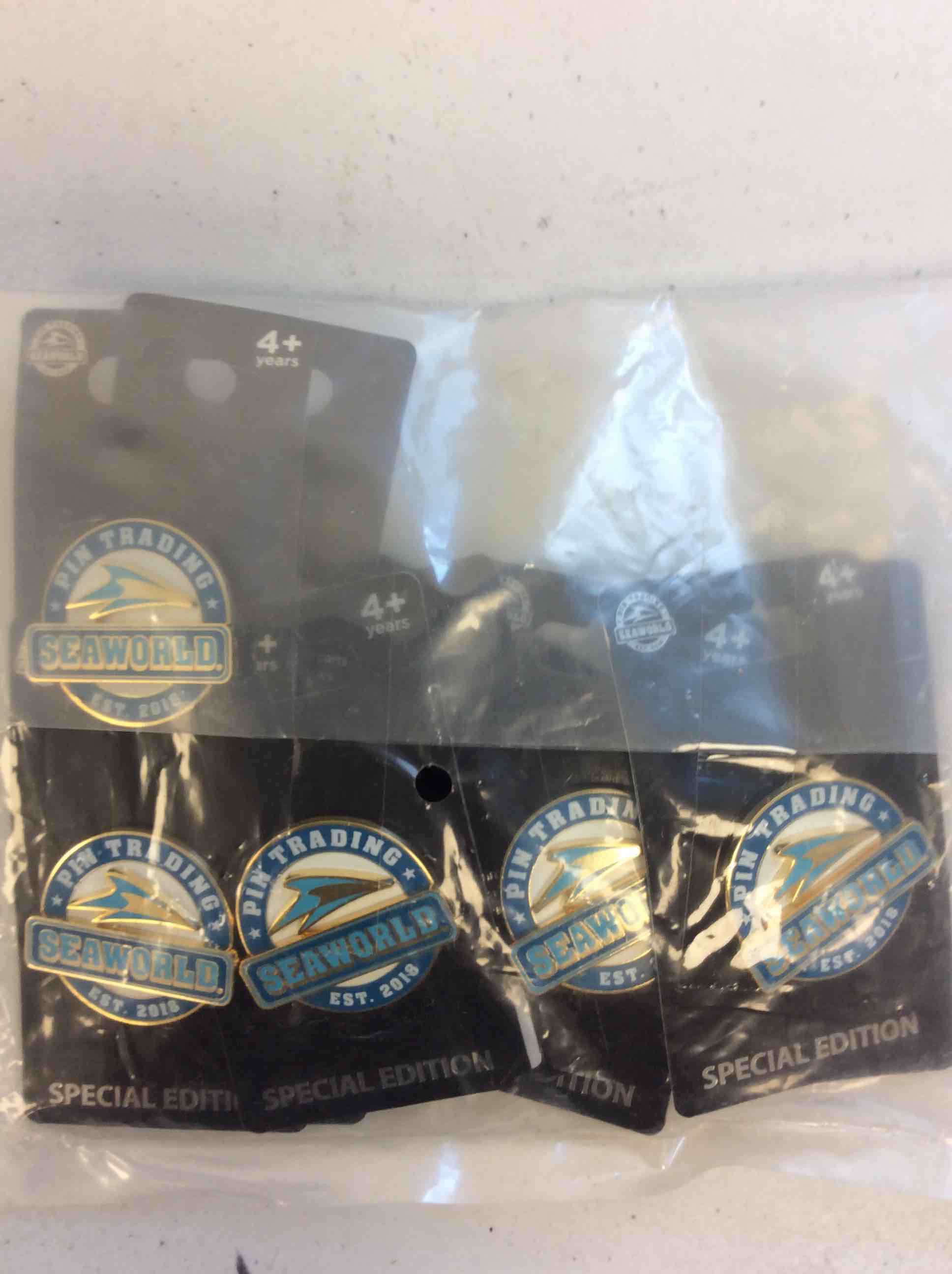 Condition photo showing New/Like New for sea world special edition pin trading pins 10 pcs
