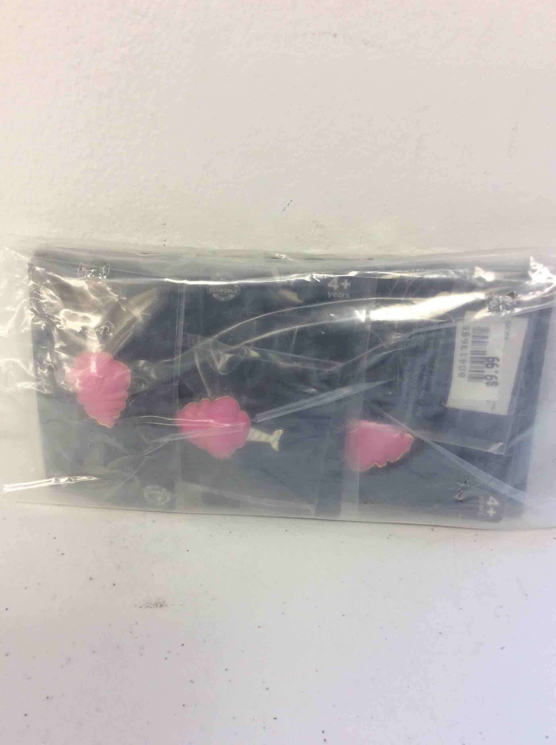 Condition photo showing New/Like New for sea world cotton candy pins 10pcs