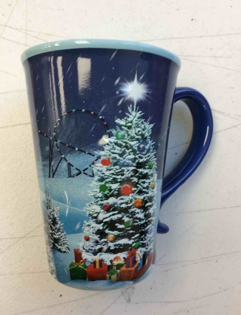 Condition photo showing New/Like New for box of four seaworld christmas mugs 