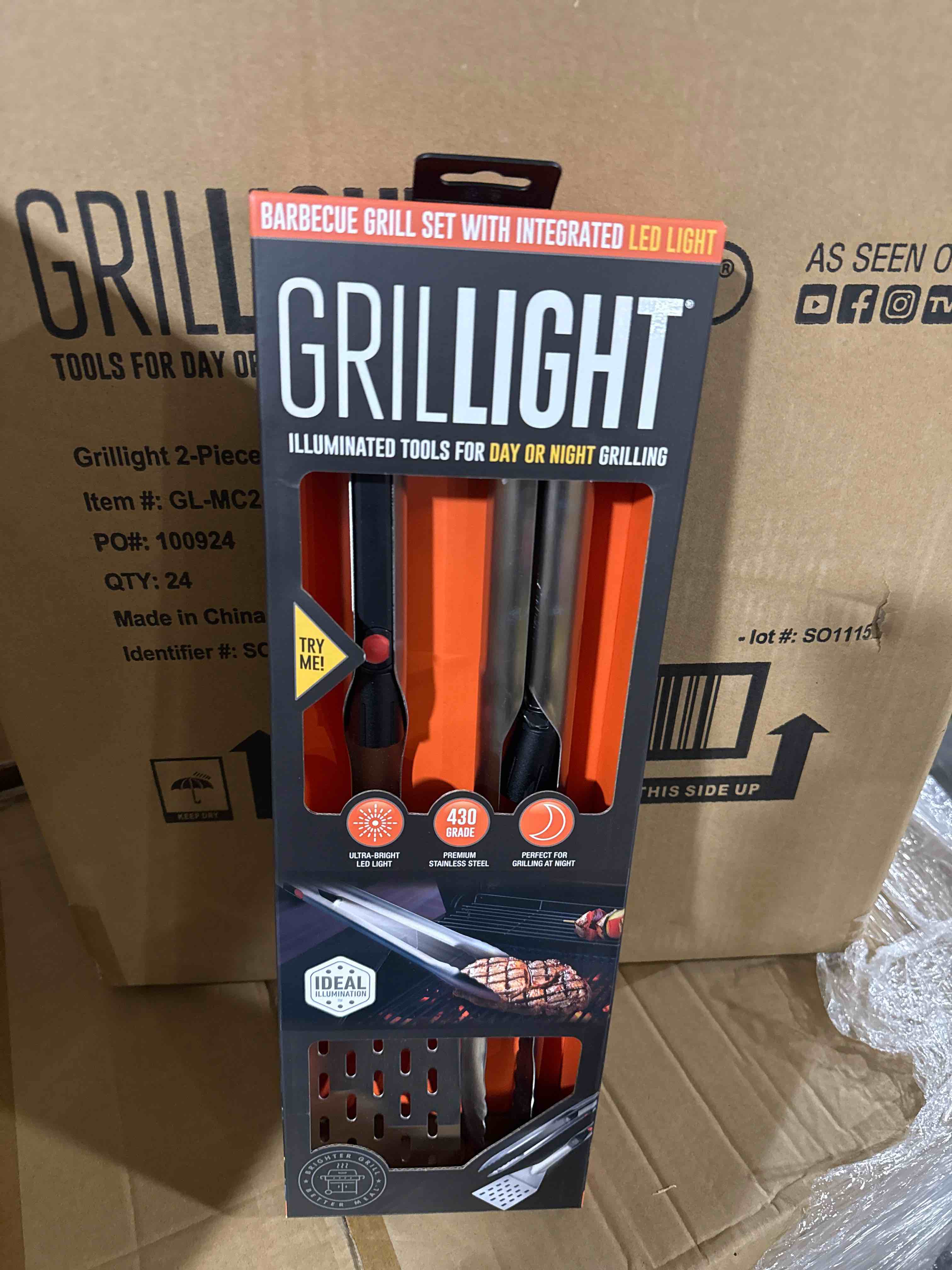 barbecue grill set with integrated LED light